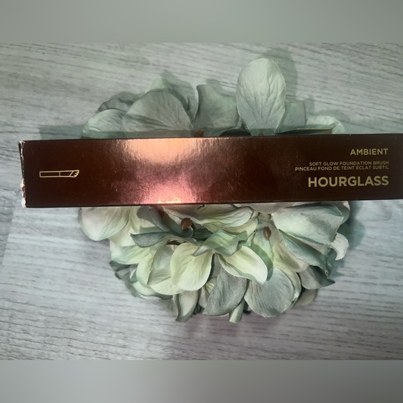 💋Hourglass Ambient Soft Glow Foundation Brush- BRAND NEW in Box -Retail $47💋 - Picture 4 of 5